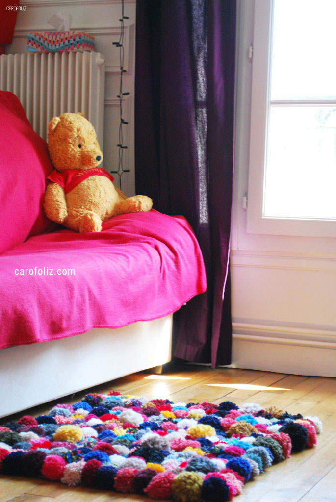 DIY tricot de tapis multicolor avec pompons proposé par carofoliz.com