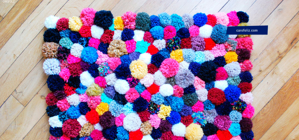 Tutoriel tricot tapis en pompons multicolor proposé par carofoliz.com