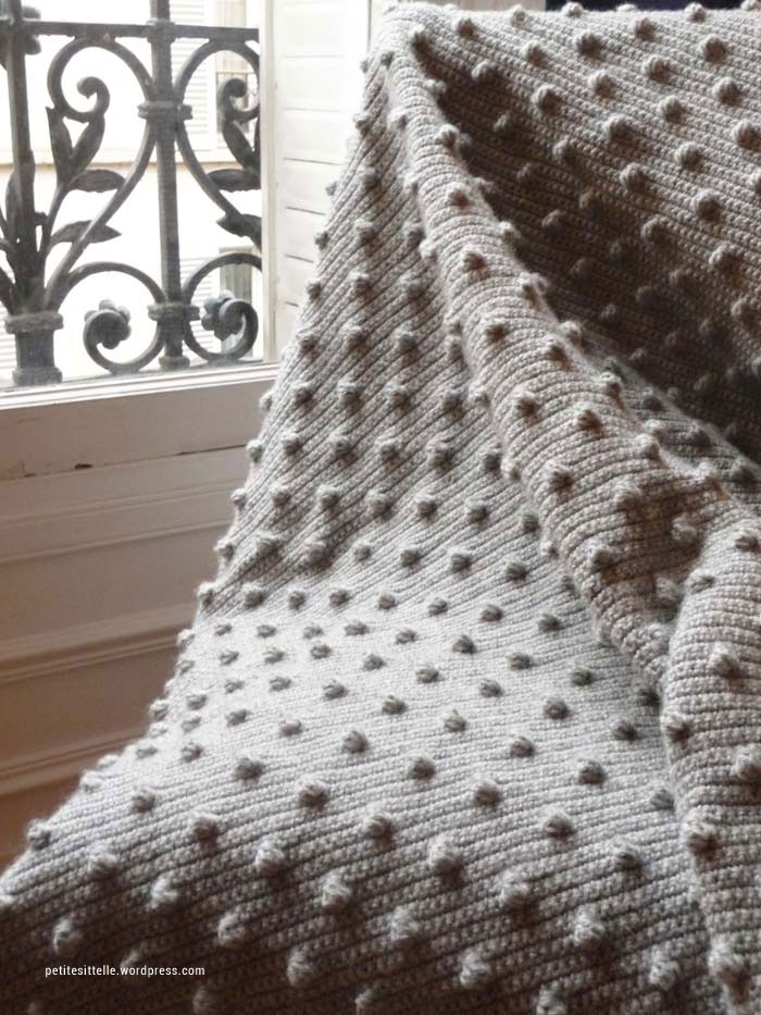 Modèle crochet gratuit de couverture au crochet avec le point noisette