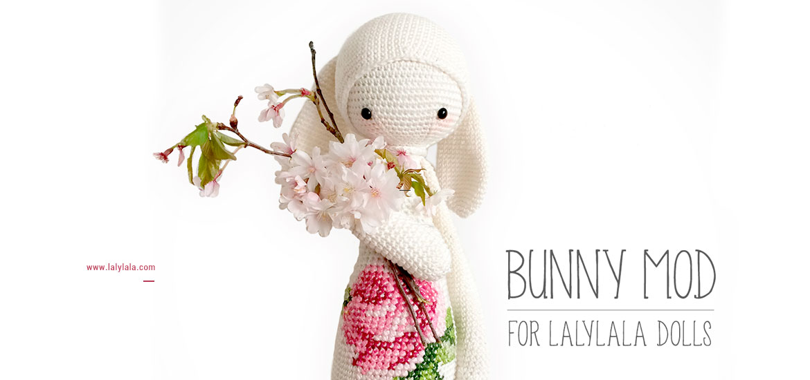 Lapin au crochet brodé avec explications dans un tutoriel gratuit