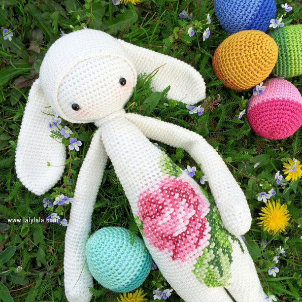 Modèle gratuit au crochet d'amigurumi de lapin blanc et brodé