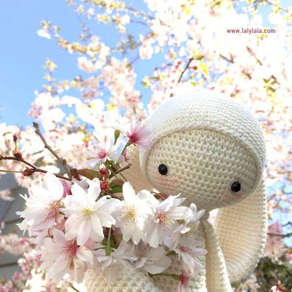 Crocheter un amigurumi de lapin blanc brodé au crochet